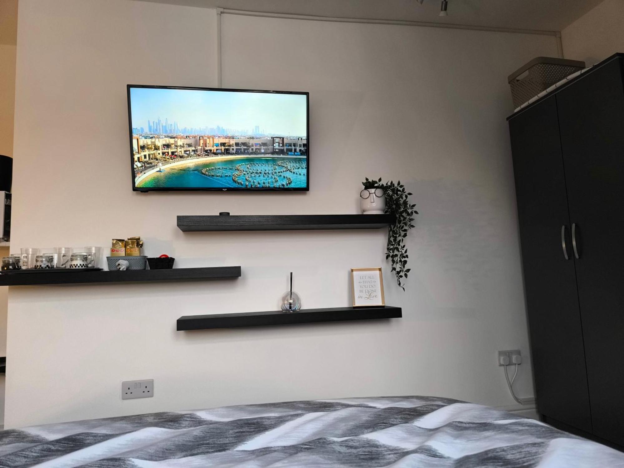 Full Equiped Rooms, Tooting Broadway Station Londra