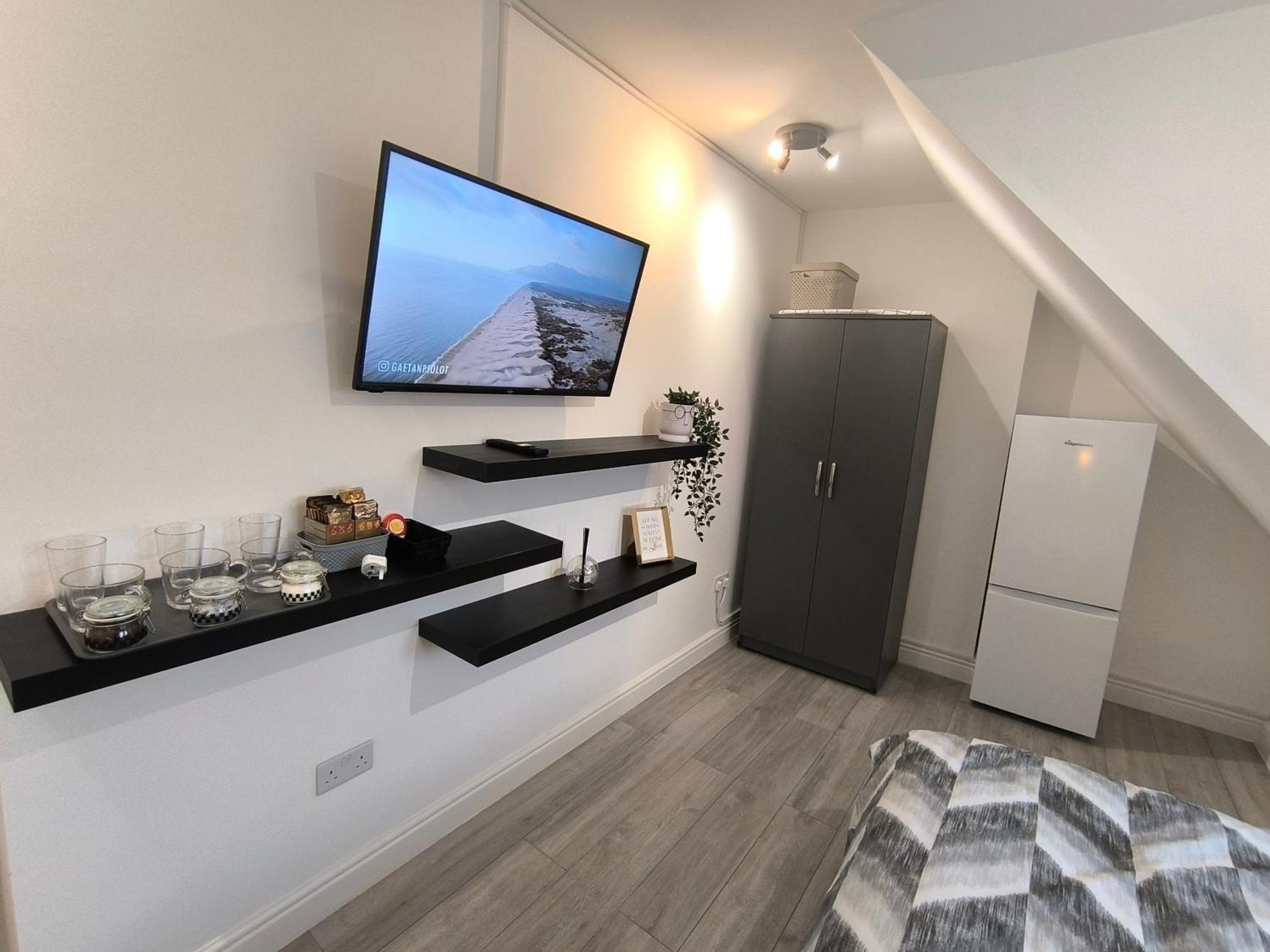 Full Equiped Rooms, Tooting Broadway Station * Londra