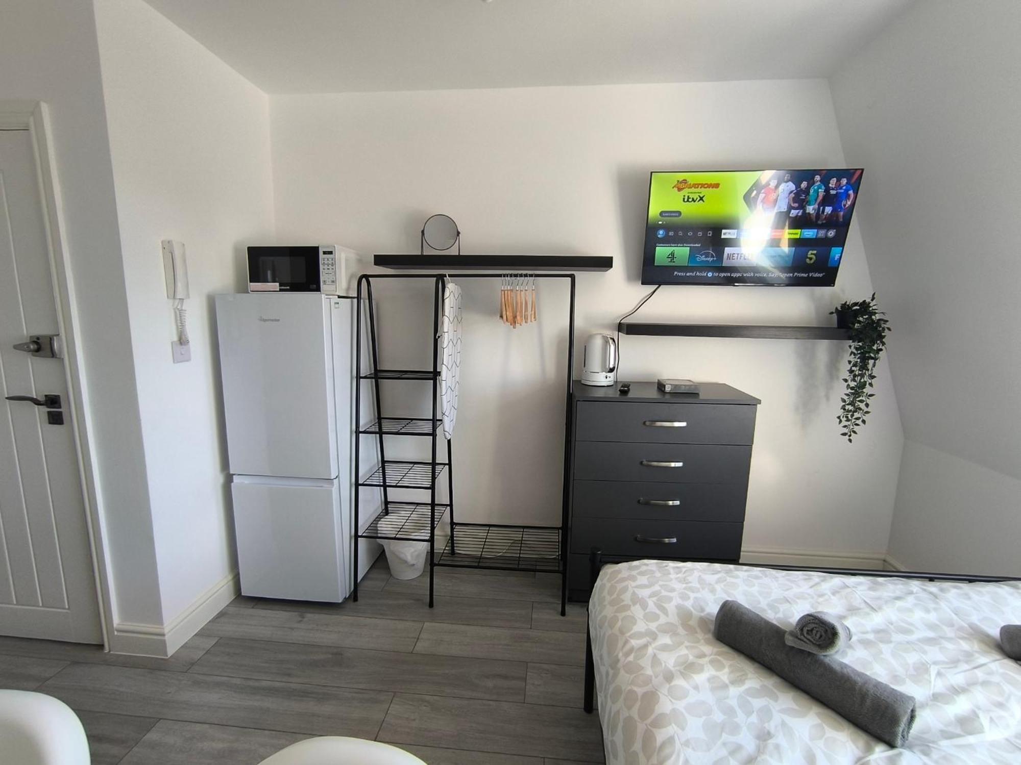 Full Equiped Rooms, Tooting Broadway Station * Londra